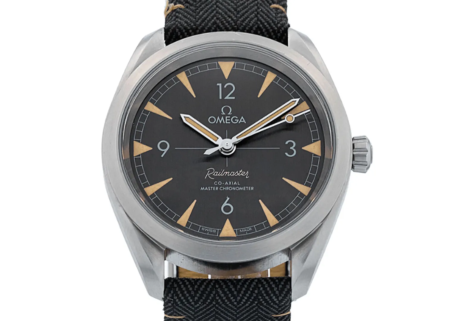 Fittingly, the crosshairs at the centre of the Railmaster's dial resemble a rifle scope